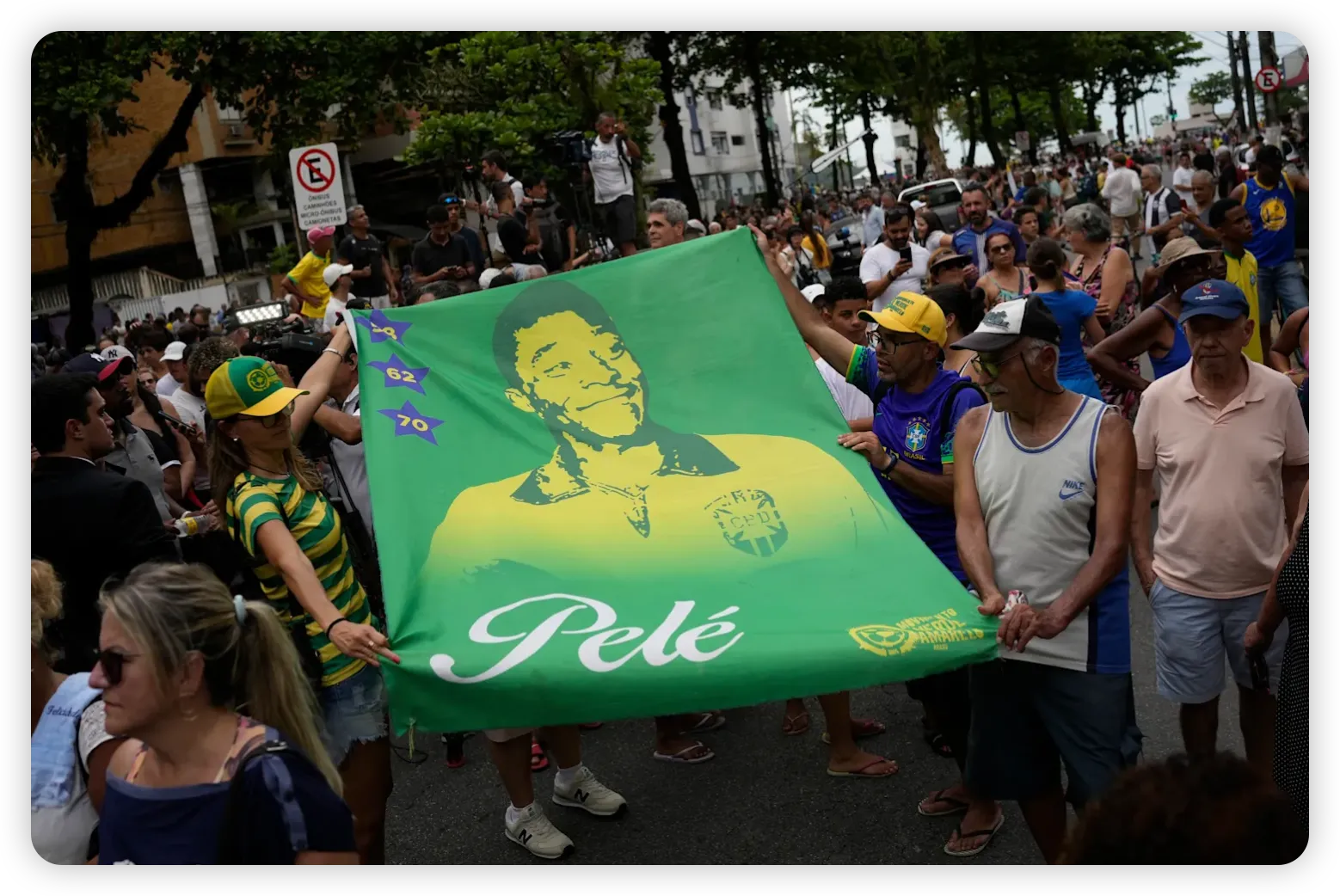 Global Tributes Pour In for Football's Greatest